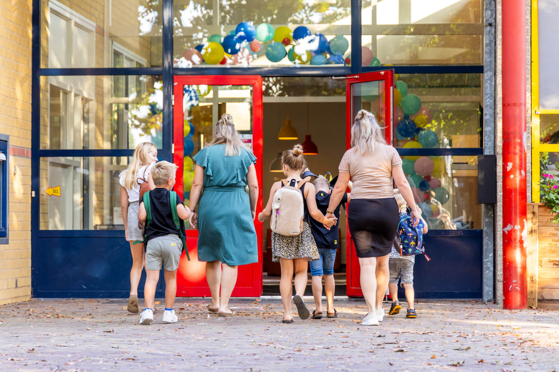 Kinderen die de school binnen lopen Kinderen die de school binnen lopen