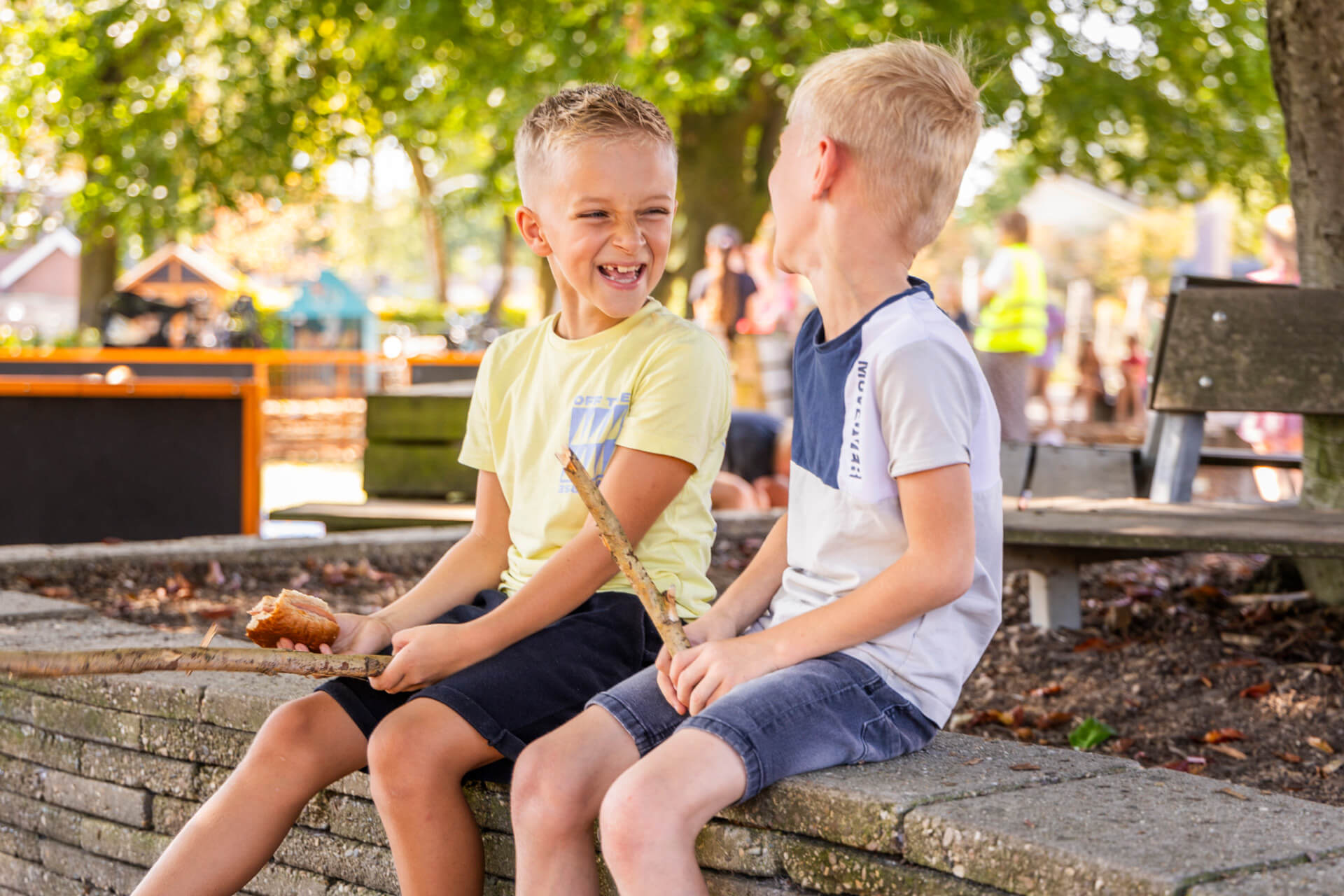Lachende kinderen buiten