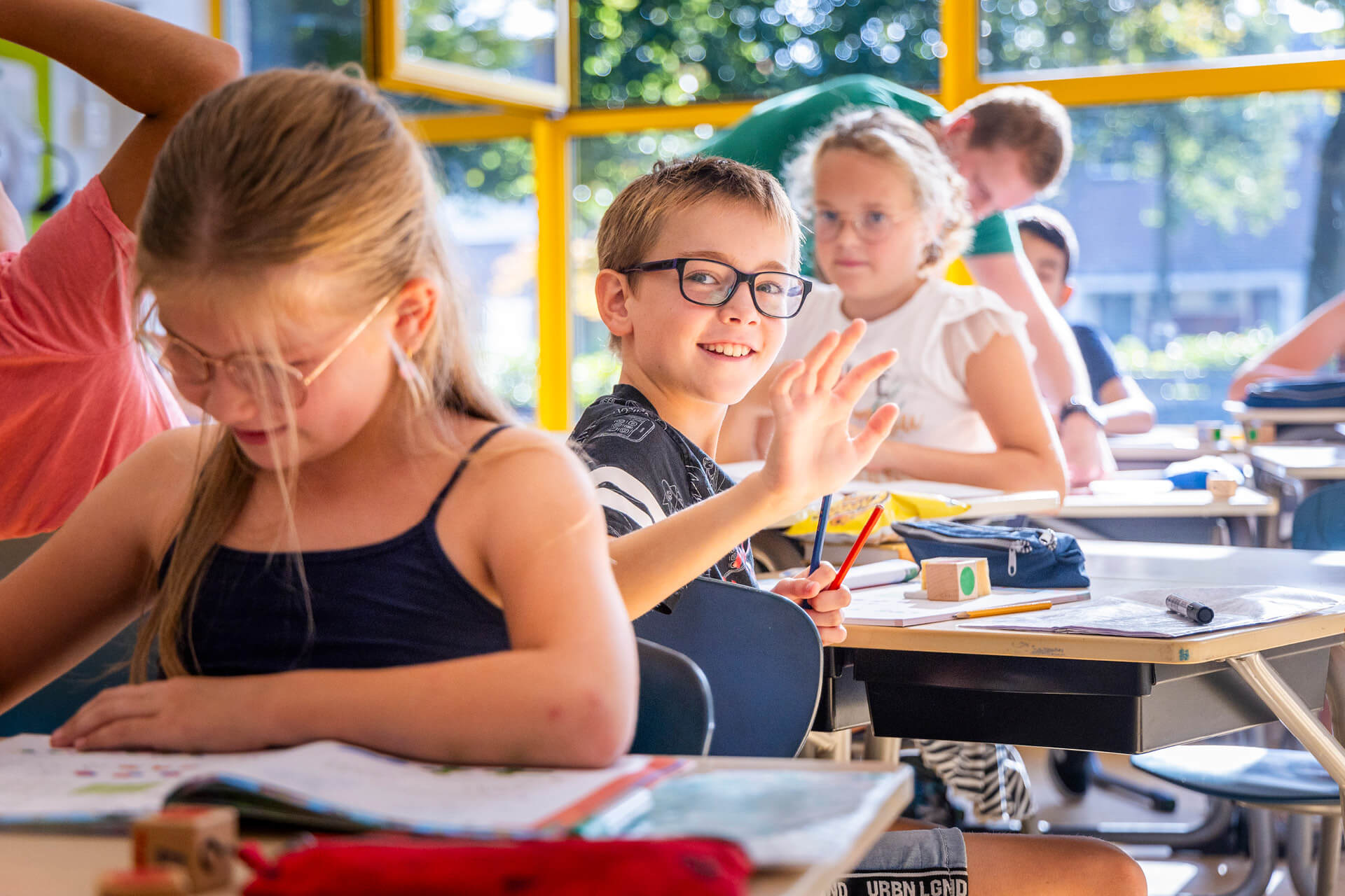 Kind die zwaait Kind die zwaait