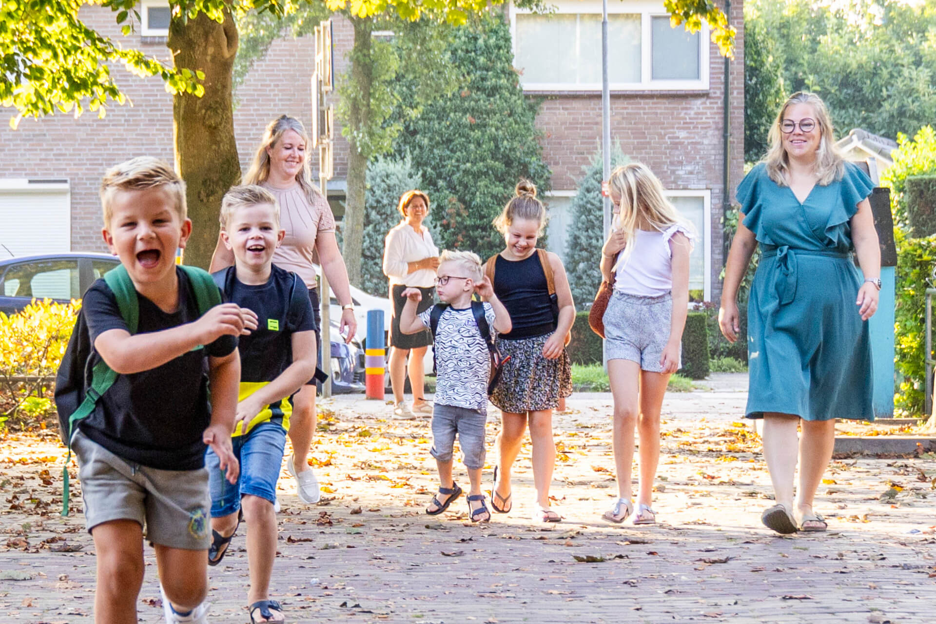 Rennende kinderen buiten