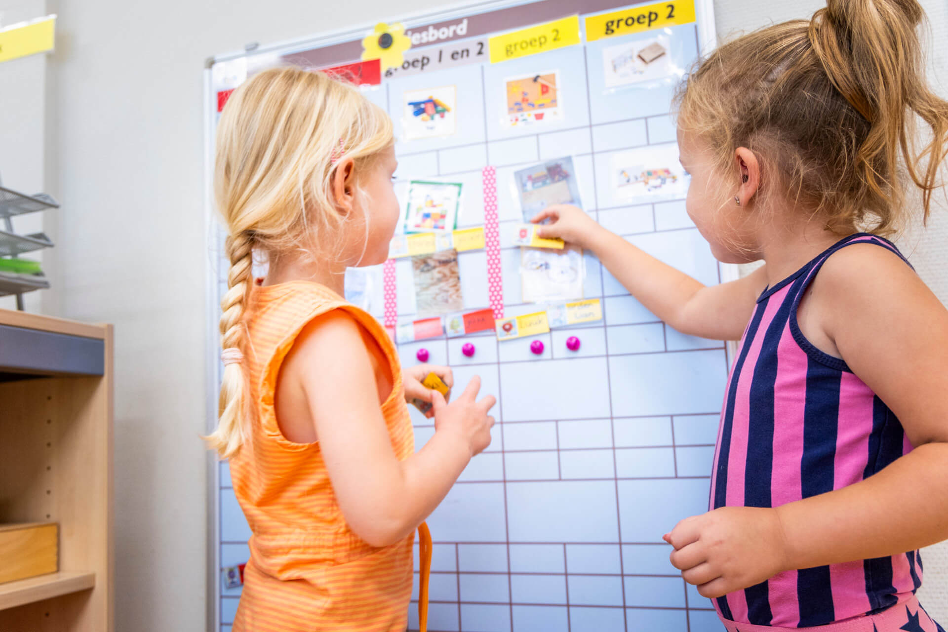 Peuters met klasbord Peuters met klasbord